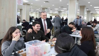 Rektör Prof. Dr. Altun, öğrenciler ile yemek yedi