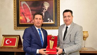 Rektör Uzun’dan OSB Müdürü Gönül’e Teşekkür Plaketi