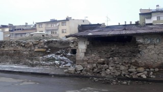 Restorasyon kapsamına alınması planlanan tarihi Galer Hamamı yıkılıyor