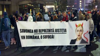 Romanyada binlerce kişi, yargıdaki usulsüzlükleri protesto etti