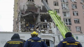Rusya, Zelenskiy-Trump görüşmesi öncesinde Ukraynayı vurdu: 1 ölü, 30 yaralı