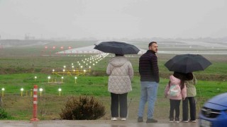 Sabiha Gökçenin pistinde popüler hale gelen seyir terası ziyaretçi akınına uğruyor