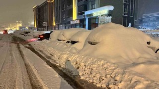 Safranboluda araçlar kar altında adeta kayboldu