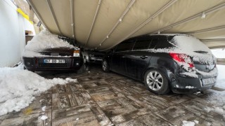 Safranboluda kar ağırlığı garajı çökertti: 3 araç zarar gördü