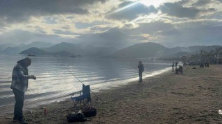 Sağanak sonrası güneş yüzleri güldürdü, Marmaris sahilleri doldu