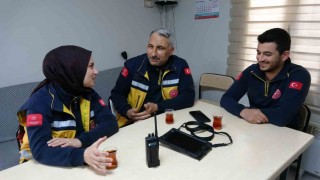Sağlık çalışanı baba ve kızı aynı ambulansta hayat kurtarıyor