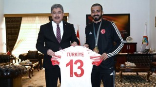 Şampiyon Sporcu Vali Yılmaz’ı Ziyaret Etti