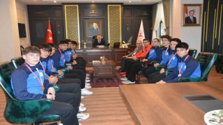 Şampiyon voleybolculardan Kaymakam Odabaşa ziyaret