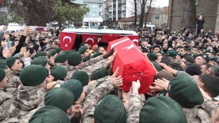 Samsunlu şehit polis, görev arkadaşlarının omzunda dualarla uğurlandı