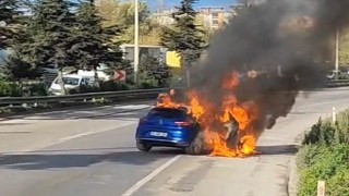 Samsunsporlu Musabanın otomobili alev alev yandı, futbolcu yara almadan kurtuldu