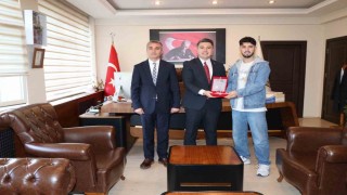 Sanatıyla Karacasuya değer katan öğrenci plaketle onurlandırıldı