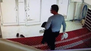 Şanlıurfada camide ayakkabı ve mont hırsızlığı kamerada