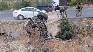 Şanlıurfada hafif ticari araç devrildi: Baba ve oğlu yaralandı