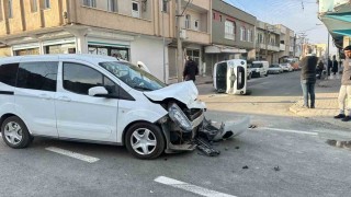 Şanlıurfada iki ticari araç çarpıştı, biri ters döndü