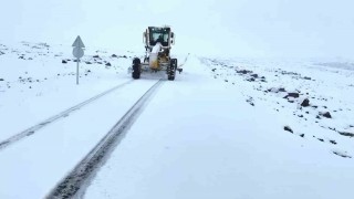 Şanlıurfada yoğun kar yağışı nedeniyle bazı yollar trafiğe kapatıldı