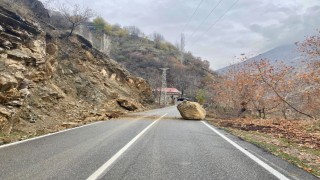 Sasonda köy yollarını kapatan dev kaya parçaları kaldırıldı