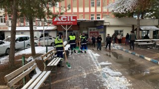 Şehitkamilde kar ve buzlanmaya karşı kesintisiz mücadele