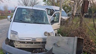 Servis minibüsü hafif ticari araçla çarpıştı: 11 yaralı