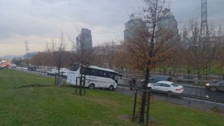 Servis minibüsü yoldan çıktı, bariyerleri aşıp yeşillik alana uçtu