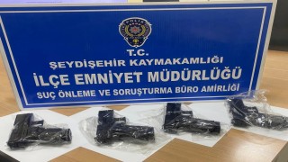 Seydişehirde polis şüpheli araçtan 4 ruhsatsız tabanca ele geçirdi