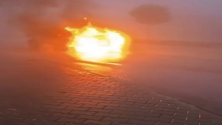 Seyir halindeki araç yanarak hurdaya döndü