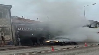 Seyir halindeki otomobil yandı, esnaf yardıma koştu