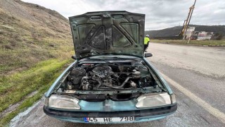 Seyir halindeki otomobilde çıkan yangın söndürüldü