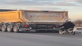 Seyir halindeki tırın peşinde motosikletli tehlikeli yolculuk