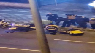 Seyir halindeyken motosikletten düşen kurye yaralandı