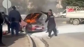 Seyir halindeyken yanan otomobili çevredeki vatandaşlar söndürdü