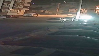 Şiddetli fırtınayla harekete geçen çöp konteyneri, iki otomobilin arasında durdu o anlar kamerada