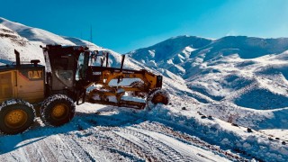 Siirtte 10 köyün ulaşımını sağlayan yol kardan kapandı