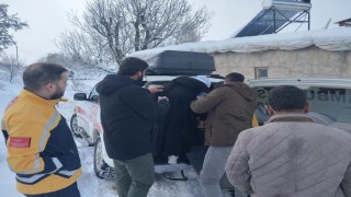 Siirtte iç kanama geçiren hasta, ekiplerin yolu açmasıyla hastaneye yetiştirildi