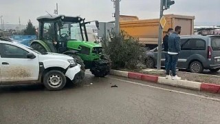 Siirtte traktörle otomobil çarpıştı