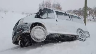 Siirtte yolda kalan araç ve ambulans kurtarıldı