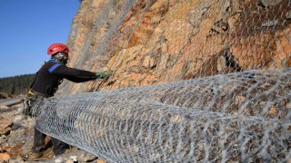 Sık sık heyelanların yaşandığı 2 bin rakımlı dağ çelik ağlarla örülüyor