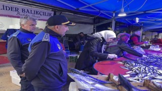 Şikâyet üzerine balık tezgâhları denetlendi