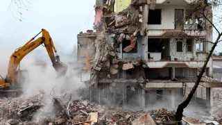 Sındırgıda deprem sonrası yıkımlar yeniden başladı