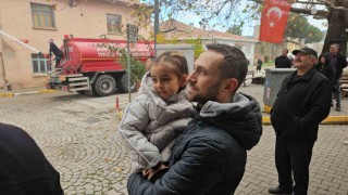 Sındırgıda evlerinin yıkılışını hüzünlü gözlerle izlediler