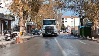 Sındırgıda hasarlı binaların yıkımı sonrası temizlik çalışmaları sürüyor