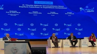 Sınıf öğretmeni Erel II. Maarif Kongresinde sunum yaptı