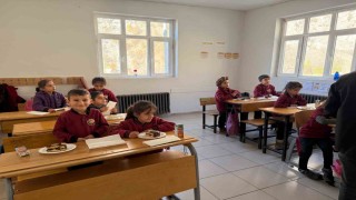 Sınırdaki öğrencilere pasta sürprizi