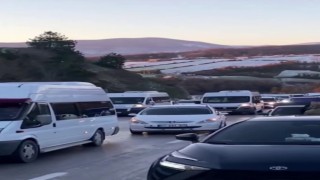 Sinopta yol buz tuttu, araçlar yolda kaldı