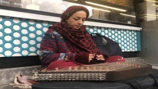Sıra dışı müzik aleti ile sokakta sanatını devam ettiriyor