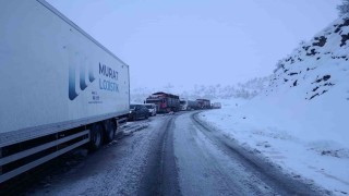 Şırnak-Hakkari yolu ulaşıma kapandı: Araçlar yolda mahsur kaldı