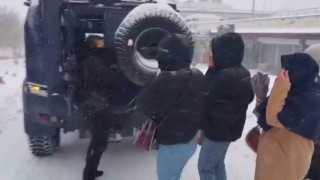 Şırnakta kar alarmı: Polis mahsur kalan vatandaşların yardımına koştu