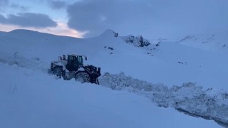 Şırnakta kar esareti, kapalı yolların açılması için çalışmalar sürüyor