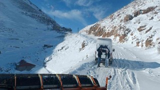 Şırnakta karda mahsur kalan 12 kişi 3 saatlik çalışmayla kurtarıldı