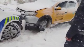 Şırnakta yoğun kar ve buzlanma zincirleme kazaya neden oldu