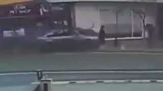 Şişlide otomobilin yayaların arasına daldığı anlar kamerada